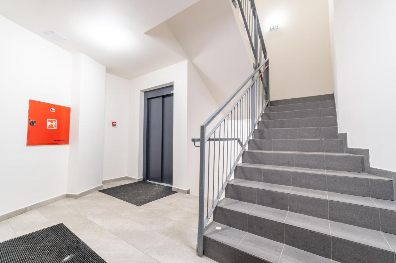 Brand New Studio Apartment # 42 In Brand New Building With Free Parking In The Center Prága Kültér fotó